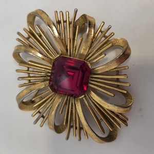 Crown Trifari Gold Tone Ruby Red Crystal Starburst Brooch Pin Vintage Costume